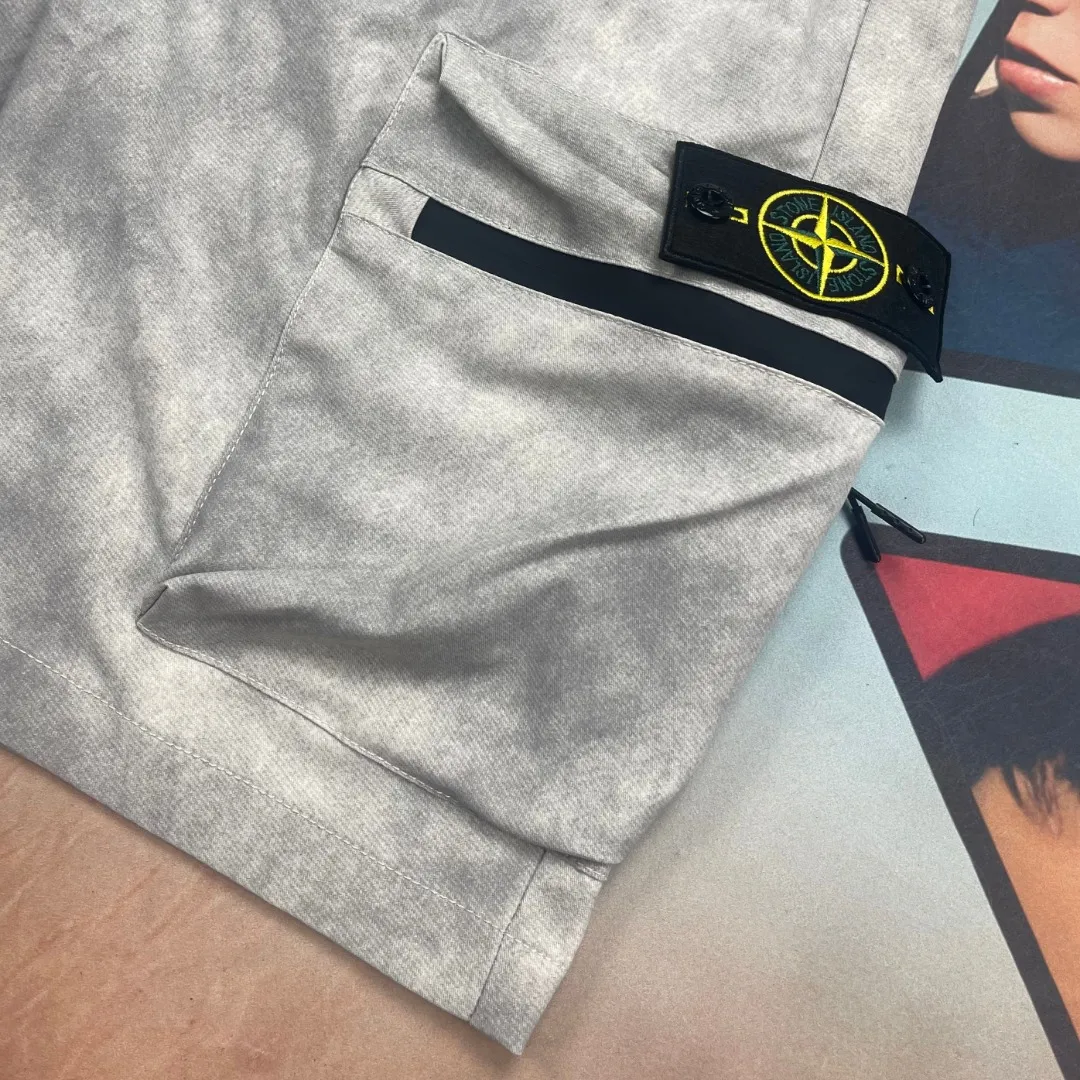 🅿️280 🔘Model number-BS701 🔘Stone Island𝐒𝐓𝐎𝐍𝐄 𝐈𝐒𝐋𝐀𝐍𝐃 25SS multi-pocket functional workwear shorts* The craftsmanship is particularly exquisite, and the original double-washing process not only makes the fabric texture more outstanding, but also adds a retro charm. The double tag design highlights the high-end and sophistication of the brand. In terms of design, these shorts are in the trendy workwear style. The drawstring design at the waist makes it easy to adjust the tightness and makes it comfortable to wear. Multiple three-dimensional large pockets are practical and stylish. The zippers on the pockets are full of details, which can be opened smoothly and prevent items from falling. The iconic compass logo, with its eye-catching and unique yellow-green color scheme, immediately raises the bar and makes it highly recognizable. The color choices are also very rich, the classic black is versatile and slimming; and the personalized gray is full of modernity. The matching suggestions are as follows: Casual street style: Pair the upper body with a simple white T-shirt, and then pair it with a pair of black and white sports shoes, such as Nike's Air Force 1, which is simple and fashionable, and has a high rate of turning heads when out on the street. Outdoor functional style: wear a black quick-drying short-sleeved shirt inside, and a windproof jacket outside, such as a jacket from the North. Paired with these shorts and a pair of outdoor hiking shoes, it is very suitable for outdoor adventures and hiking. Sports and energetic style: Wear a loose sports vest on top, pair it with shorts and a pair of sports running shoes, go to the gym or play basketball, you will be full of energy and can move freely.  Size: M L XL XXL Color: Black Gray